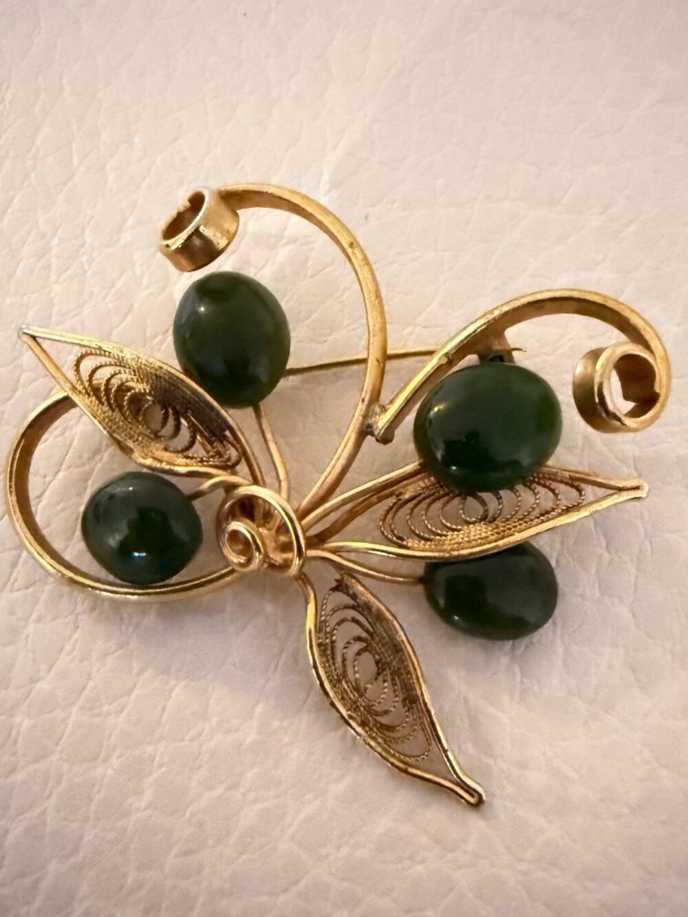 VINTAGE GOLD TONE GREEN STONE FILIGREE LEAF FLORAL BROOCH PIN ESTATE JEWELRY